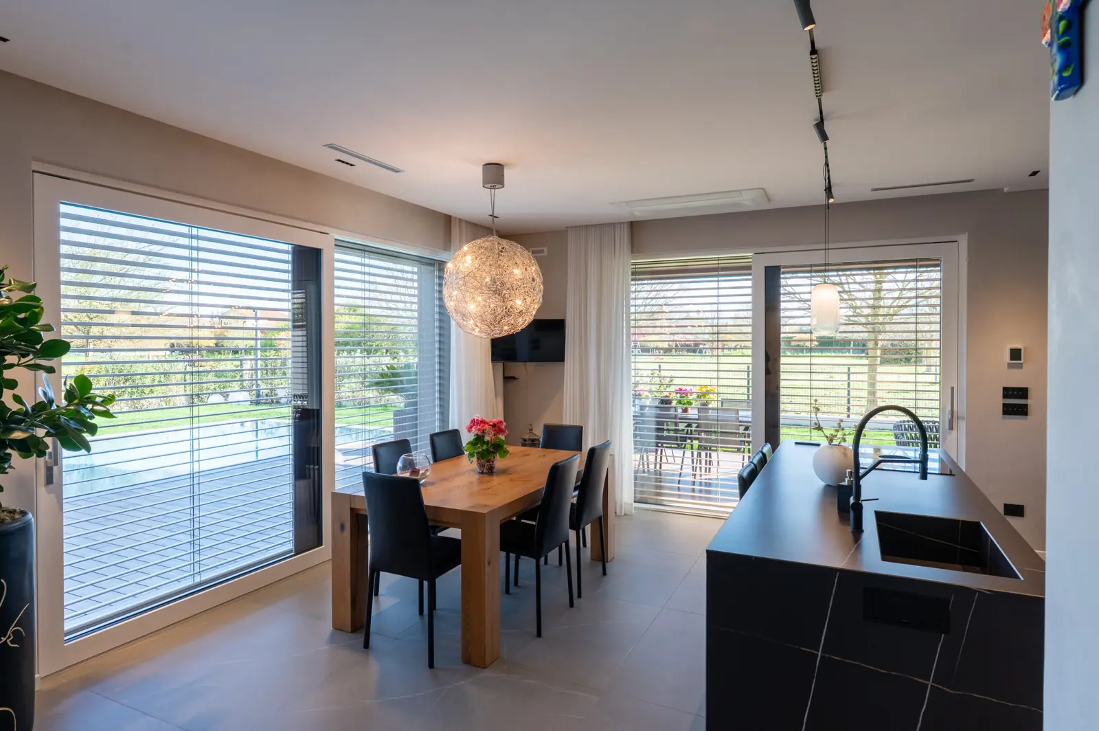 Cucina e zona pranzo con finestre e veneziane integrate
