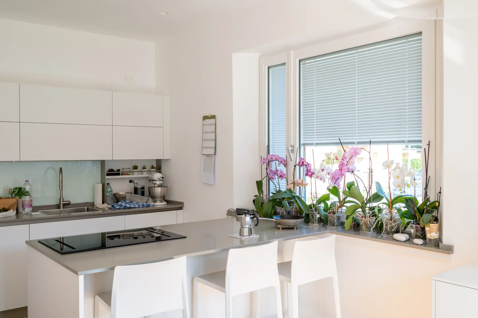 Cucina con finestra e veneziana