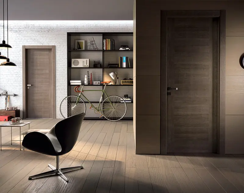 Porte interne in legno scuro in un loft