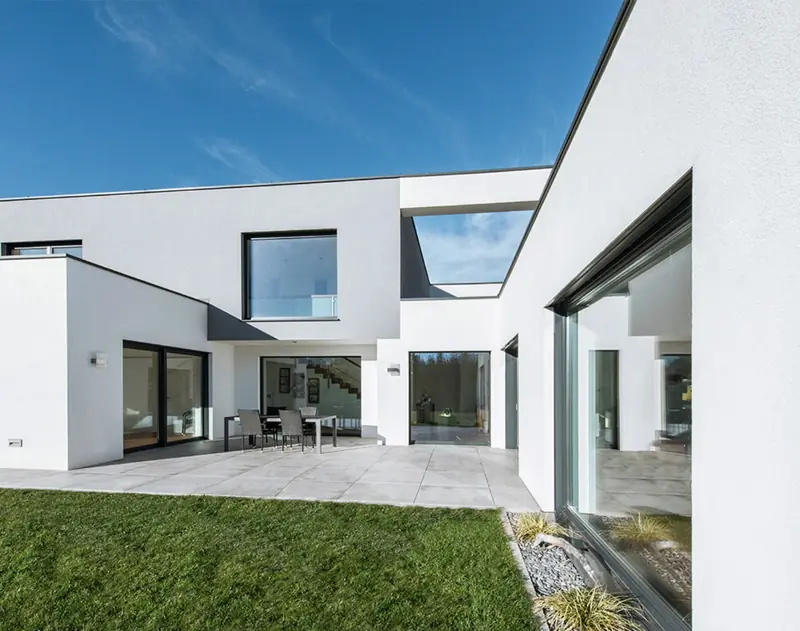Casa moderna bianca con finestre e vetrate a filo